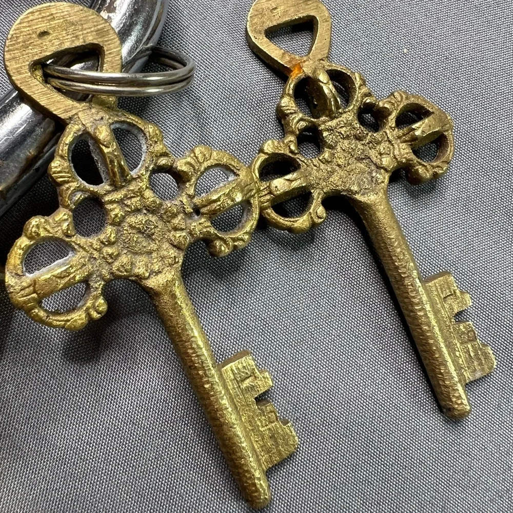 Vintage Solid Brass Indian Padlock w/ Keys – Hindu Motif – Heavy Decorative Lock - Picture 4 of 11